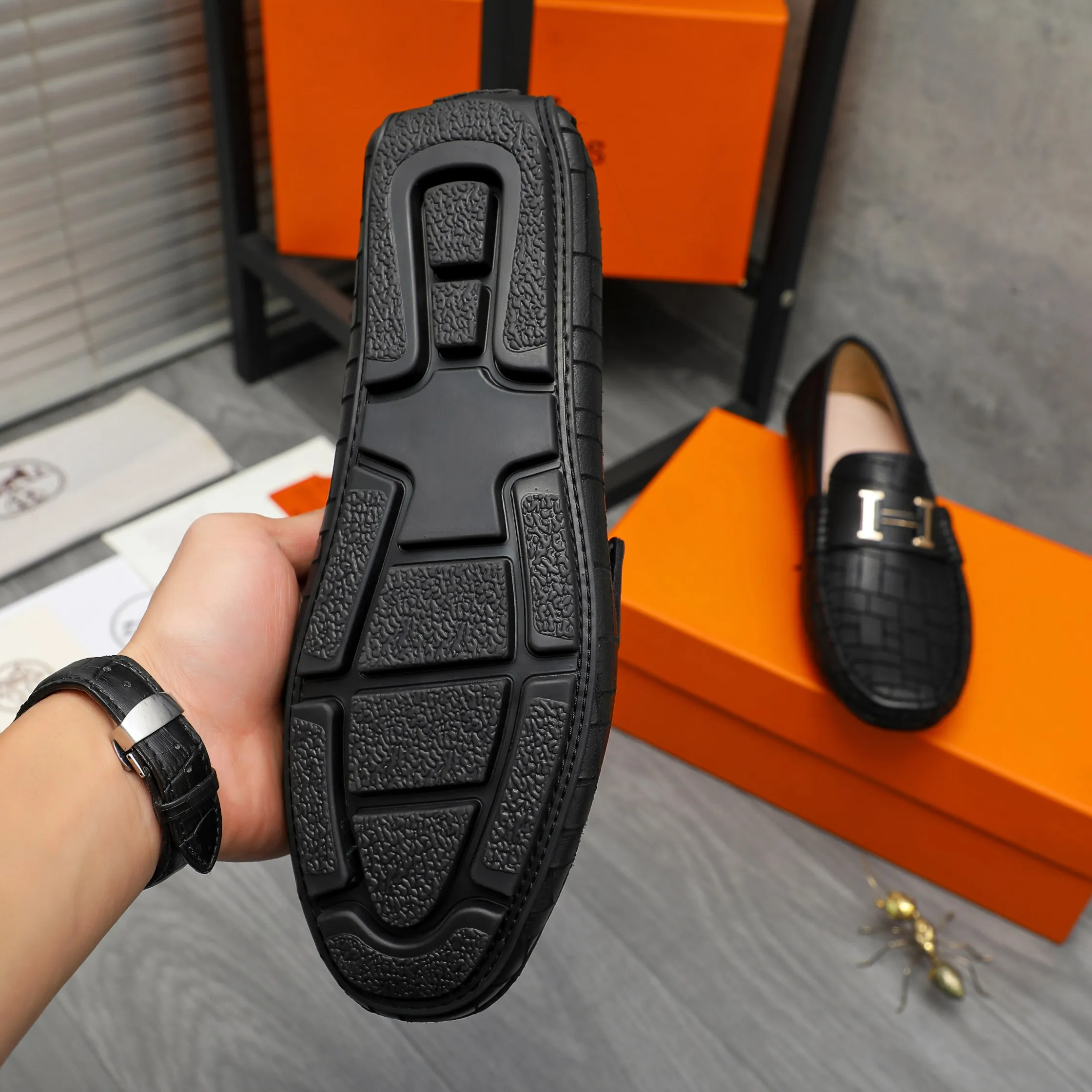 P380 Product trademark: HERMES "Hermes" casual slip-on men's shoes Regular size: 38-45 Product material: Selected embossed cowhide upper, sheepskin lining, rubber outsole